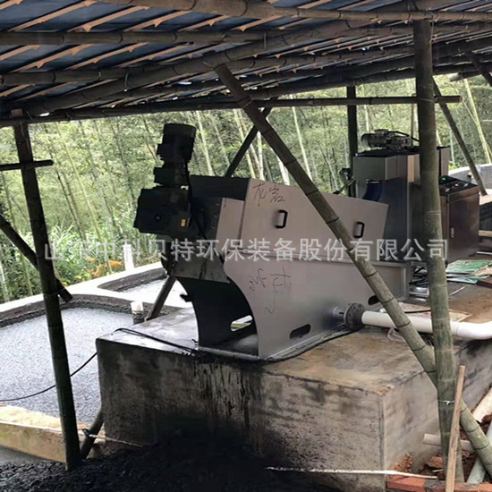 中科貝特養(yǎng)殖場糞便處理設備疊螺脫水機安裝調試現(xiàn)場